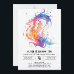 Cute Mythical Kids Dragon Birthday Inbjudningar<br><div class="desc">Gå in i en värld av myter och legender med våra Cute Mythical Kids dragon Birthday-inbjudningar. Dessa inbjudningar är inte bara kort, de är scrollsar som bjuder in unga äventyrare till en värld där mytiska varelser roam och drömmar flyr. De lysande illustrationerna av mytiska drakar, som ställs mot en fantasifull...</div>