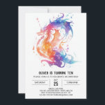 Cute Mythical Kids Dragon Birthday Inbjudningar<br><div class="desc">Gå in i en värld av myter och legender med våra Cute Mythical Kids dragon Birthday-inbjudningar. Dessa inbjudningar är inte bara kort, de är scrollsar som bjuder in unga äventyrare till en värld där mytiska varelser roam och drömmar flyr. De lysande illustrationerna av mytiska drakar, som ställs mot en fantasifull...</div>