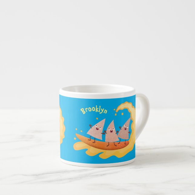 Cute nachos corn chips surfing cartoon  espressomugg (Framsida höger)
