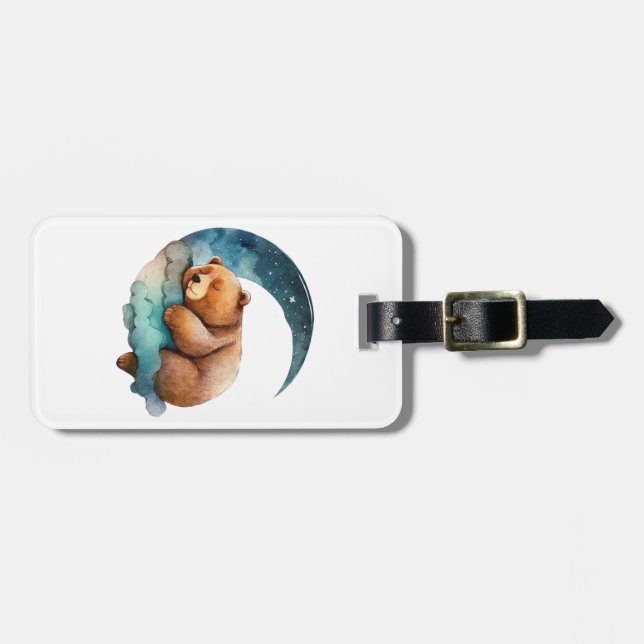 Cute Nalle som sover på Crescent Måne Bagagebricka (Horisontell Framsida)