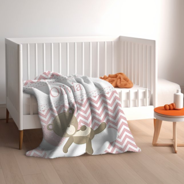 Cute Napping Nalle med Anpassningsbar Monogram Fleecefilt (An adorable teddy bear blanket with pink chevrons and baby's name.)