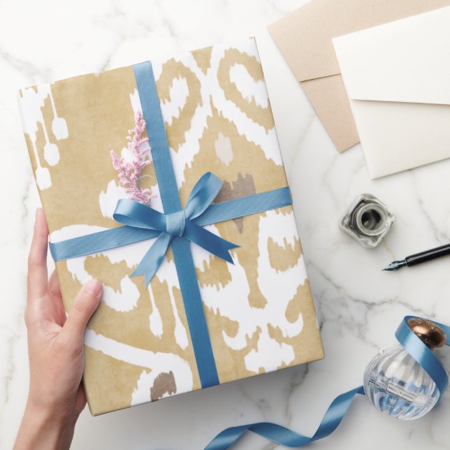 Cute neutralt guld beige ikat tribal mönster presentpapper (Gåvor)