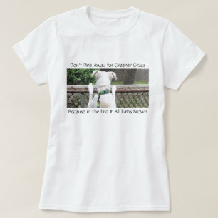 Cute Nosey White-Hund Tittar på Annan Yards gräs T Shirt