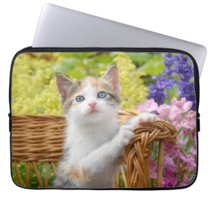 Cute Nosy Baby Cat Kitten i en Blommar Garden Laptop Fodral