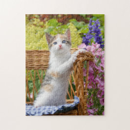 Cute Nosy Baby Cat Kitten i en Blommar Garden Pussel