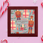 Cute Nutcracker jul, Anpassningsbar Mönster, Nmae Minnesask<br><div class="desc">Cute Nutcracker Mönster,  Blue Rosa and Red,  eget namn för God jul Gift</div>
