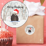 Cute och Adsible Santa Otter Barn Namn och År Runt Klistermärke<br><div class="desc">Timlösa, vackra, klumpiga och söta julklistermärken med en snygg malare med en ljusröd Jultomten-hatt. Den vattenfärgsbaserade bakgrunden har ett nyttigt vintersnöfall av muterade pasteller i fullt träd. Två röda hjärtan följer med utter. Typografin är ett klassiskt sans serif-utskrift med God jul önskad utskrift. Anpassa med ett barns namn och året....</div>