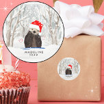 Cute och Cudely Santa Otter Barn Namn och År Runt Klistermärke<br><div class="desc">Timlösa, vackra, klumpiga och söta julklistermärken med en snygg malare med en ljusröd Jultomten-hatt. Den vattenfärgsbaserade bakgrunden har ett nyttigt vintersnöfall av muterade pasteller i fullt träd. Två röda hjärtan följer med utter. Typografin är en klassisk sans serif-utskrift. Anpassa med ett barns namn och året. Gör en underbar gåva och...</div>