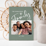 Cute och Modern Family Photo | GRÖNT Canvastryck<br><div class="desc">Den här enkla och snyggt fotokonsten har ditt favoritfoto,  med "familjen" ord som visas i modern,  handskriven manustypografi,  med ett sött hand plockade-hjärta på en grönt. Lägg till din familj namn och fastställt datum.</div>