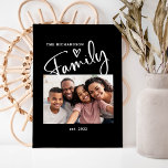 Cute och Modern Family Photo | Svart Canvastryck<br><div class="desc">Den här enkla och snyggt fotokonsten har ditt favoritfoto,  med "familjen" ord som visas i modern,  handskriven manustypografi,  med ett sött hand plockade-hjärta på mörkens svarta bakgrund. Lägg till din familj namn och fastställt datum.</div>