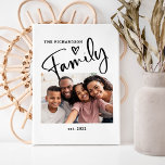 Cute och Modern Family Photo | Svartvit Canvastryck<br><div class="desc">Den här enkla och snyggt fotokonsten i familjen har ditt favoritfoto,  där "familjen" ord visas i modern manuell skripttypografi med ett sött hand plockade-hjärta på vit bakgrund. Lägg till din familj namn och fastställt datum.</div>