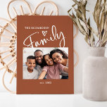 Cute och Modern Family Photo | Terracotta Canvastryck<br><div class="desc">Den här enkla och snyggt fotokonsten i familjen har ditt favoritfoto,  med "familjen" ord i modern,  handskriven manustypografi,  med ett sött hand plockade-hjärta på en boho terracotta-bakgrund. Lägg till din familj namn och fastställt datum.</div>