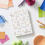 Cute och Whimsique Watercolor Rainbow Arc Mönster iPad Pro Skydd<br><div class="desc">Ett enkelt och modernt bildfodral med vattenfärgade regnbågar,  stjärnor och moln mönster i pastel färg av ljusblå,  rosa och orange. Anpassa det med ditt namn. Perfekt som en gåva till för barn som kärlek ska doppa och rita.</div>