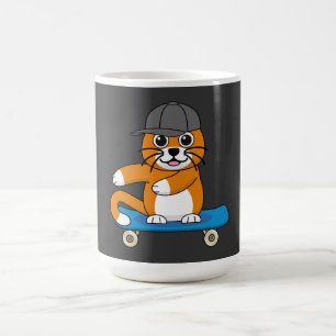 Cute Orange Cat på Skateboard-Tecknad Kaffemugg