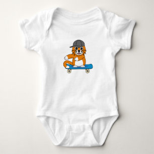 Cute Orange Cat på Skateboard-Tecknad T Shirt