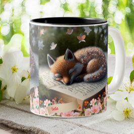 Cute Orange Fox sover på bok personlig Två-Tonad Mugg