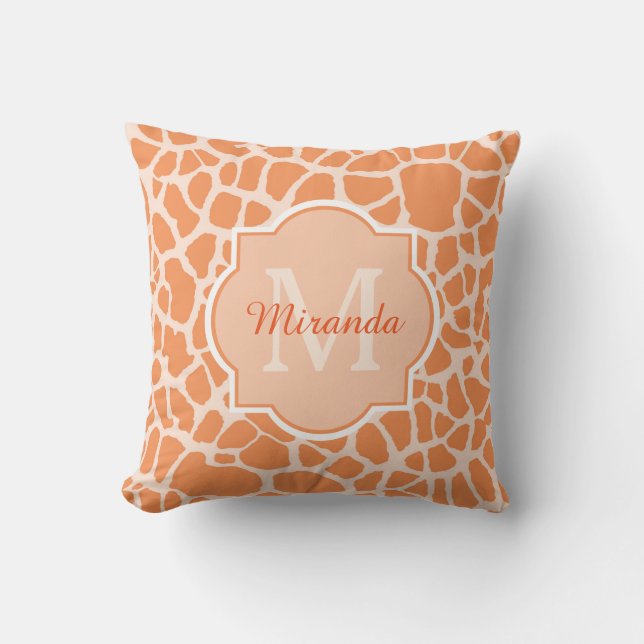 Cute Orange Giraffe Print Monogram och Namn Kudde (Framsida)