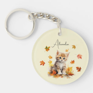 Cute Orange Tabby Kitten i Höst löv