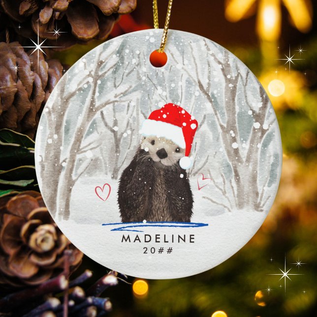 Cute Otter med Santa Hat Barn Namn Julgransprydnad Keramik (Personalize with a name and year. Goes well on multiple other ornaments and products.)
