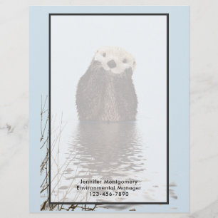 Cute Otter står i en damanläggning i Ansikte