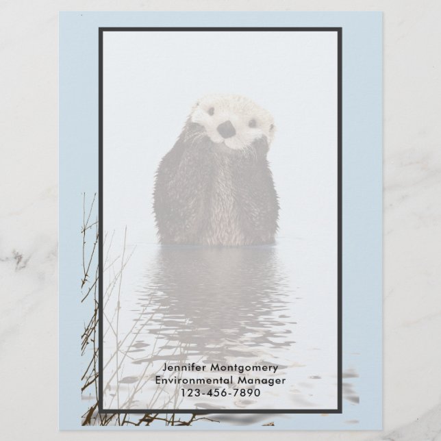 Cute Otter står i en damanläggning i Ansikte (Framsida)