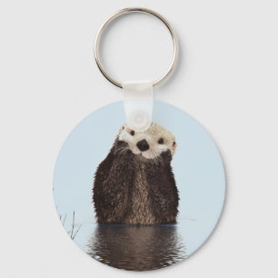 Cute Otter står i en damanläggning i Ansikte Nyckelring