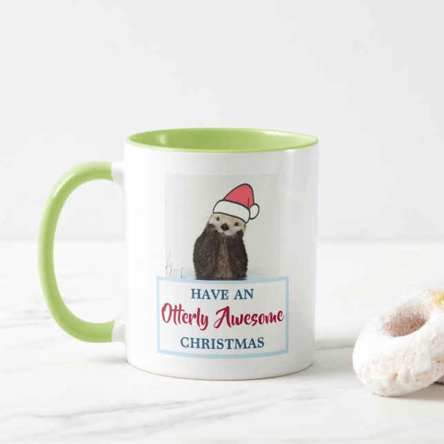 Cute Otter Wearing a Santa Hat jul Pun Mugg (Med munk)