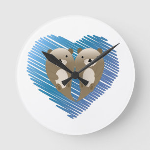 Cute Otters med Blue Heart i bakgrunden Rund Klocka