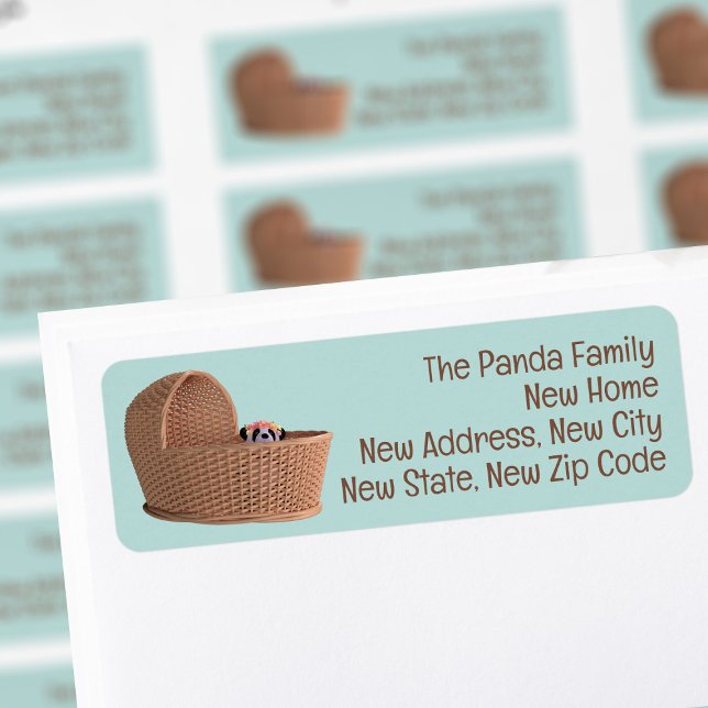 Cute Panda Bear New Home Returetiketters Returadress Etikett (A cute panda has moved into a new baby basket. Add your new address details to these cute labels)
