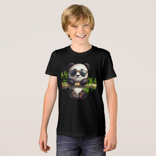 Cute panda unge med glasögon hängande från en bamb t shirt (Framsida Full)