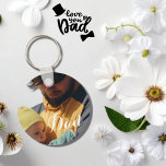 Cute Pappa och me Personlig Foto collage Nyckelring<br><div class="desc">Utforska de här fina och moderna Fars dag-presenterna med söta fotosamlingar för nya dads- och födelsedagar. Missa inte den här "Pappa och Me"-nyckelkedjedesignen,  en perfekt som är viktig för det speciella far i ditt liv. Du kan ändra bild och texten framför och tillbaka för att göra den till din.</div>