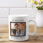 Cute par Photo Kärlek vid första svepningen Två-Tonad Mugg<br><div class="desc">Gör ditt speciella tillfälle minnesvärt med det här öga-klickande fotokaffet mugg i personligen "Kärlek vid första svepningen". Perfekt för par som först anslöt sig till en dateringsort för online visar mugg en unik design som firar det speciella sätt som ni två träffades på. Visa kärlek med det här söta och...</div>