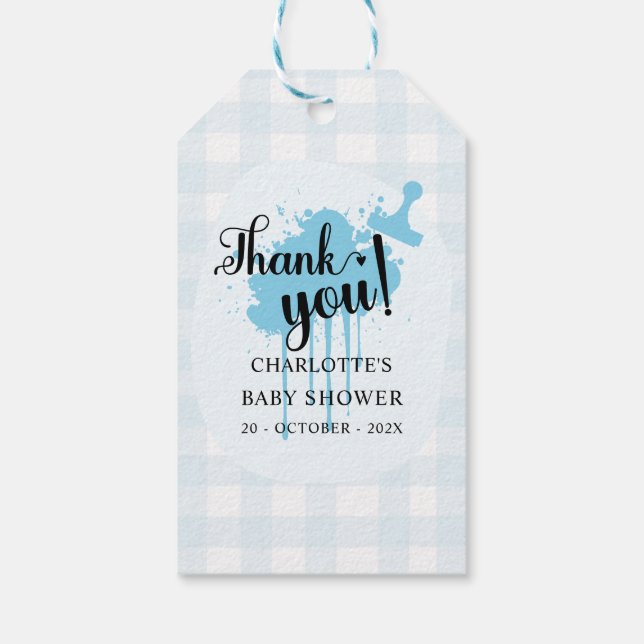 Cute Pastel Blue Gingham Baby Shower Presentetikett (Baksidan)
