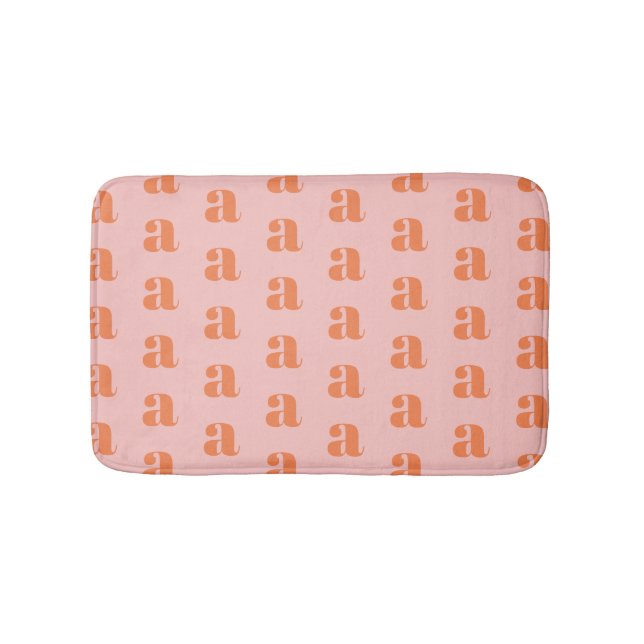 Cute Pastel Rosa Coral Monogram Mönster Badrumsmatta (Framsidan)