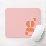 Cute Pastel Rosa Orange Monogram Retro Lettering Musmatta<br><div class="desc">Den här musknappen i snyggten har ditt monogram i korall på en baksida i pastellbakgrunden i återutskrift av rosa. Underbar presentidé!</div>