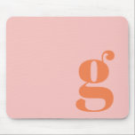 Cute Pastel Rosa Orange Monogram Retro Lettering Musmatta<br><div class="desc">Den här musknappen i snyggten har ditt monogram i korall på en baksida i pastellbakgrunden i återutskrift av rosa. Underbar presentidé!</div>