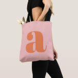 Cute Pastel Rosa Orange Monogram Retro Lettering Tygkasse<br><div class="desc">Den här snyggten i väskan har ditt monogram i korall på en pastellbakgrund i rosan i återutskrift. Underbar presentidé!</div>