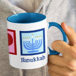 Cute Peace Kärlek Hanukkah Menorah Blue Mugg<br><div class="desc">Fredsgåva från Kärlek Hanukkah till en judisk person som tycker om att fira Chanukah. Ett söt fredstecken,  hjärta och en vacker menorah.</div>