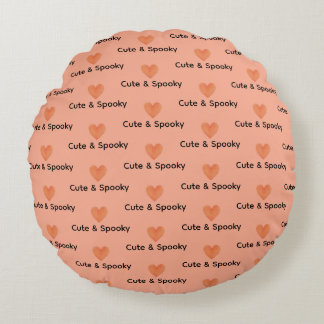 Cute Peach och Orange Upprepat Heart Mönster Typo Rund Kudde