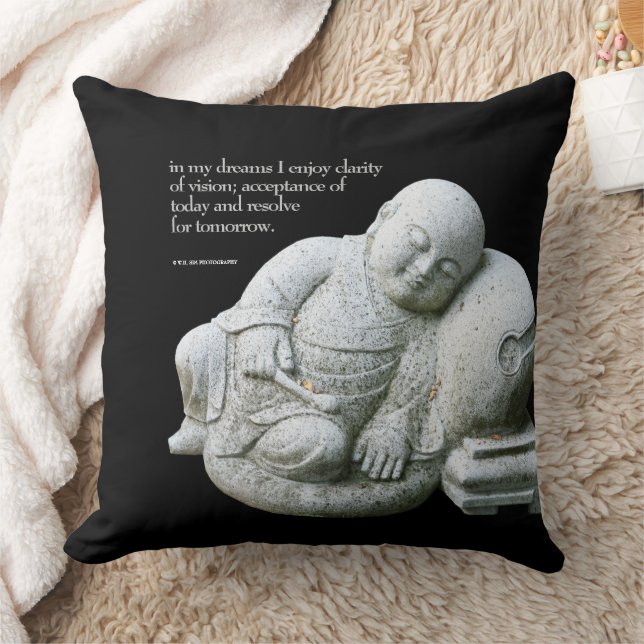 Cute Peacsible Sleeping Young Munk Stone Sculpture Kudde (Filt)