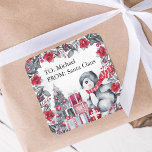 Cute Penguin från jultomten Fyrkantigt Klistermärke<br><div class="desc">Kylda julklämmare med tvättat grått-bakgrund,  elegant vattenfärg julafton-röda blommigtar och blad,  vidhäftande baby-penguiner,  julafton träd,  gåvor och en textmall som du kan anpassa.</div>