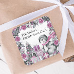 Cute Penguin från jultomten Fyrkantigt Klistermärke<br><div class="desc">Kylda julklämmare med tvättat grått-bakgrund,  elegant vattenfärg julafton rosa blommigt & blad,  vidsträckta baby penguiner,  julafton träd,  gåvor och en textmall som du kan anpassa.</div>