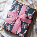 Cute Penguin Mönster marinblått och Rosa jul Presentpapper<br><div class="desc">Den här marinblåa och rosa julomslutningen pappra kännetecknar ett lustigt Julafton mönster av penguiner i rosa som firar vinterhelgdagarna. Cute penguins dekorerar Julgranar,  träffar familj och vänner och går på skridskor,  så den här designen är roligt för festliga presentsvällningar.</div>