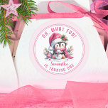 Cute Penguin Oh What Roligt Winter Girl 1st Birthd Runt Klistermärke<br><div class="desc">Skapa unika personlig-klistermärken för den första flicka-födelsedagsfesten i temat "Åh, Vilken Roligt". De här runda etiketterna i rosa och vitt har en söt, giftig penguin i en julhatt och scarf, sitta med en snögubbe omgiven av helgdag greenery och prydnadsföremål. Med mallen är det enkelt att skriva födelsedagsflickan namn, som är...</div>