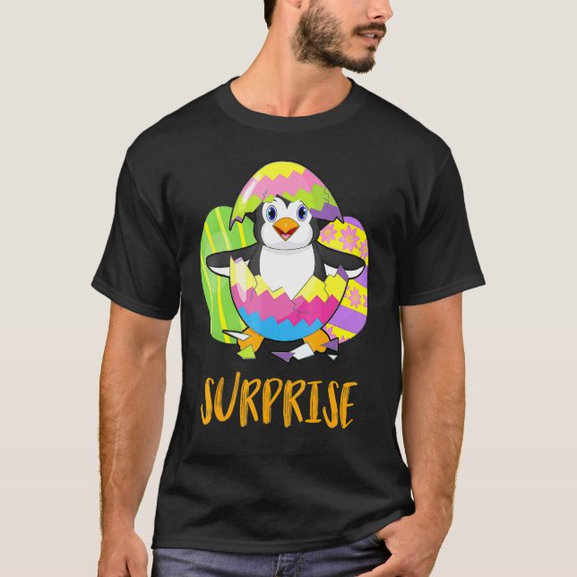 Cute Penguin-överraskning med ägg som är färgade L T Shirt (Framsida)