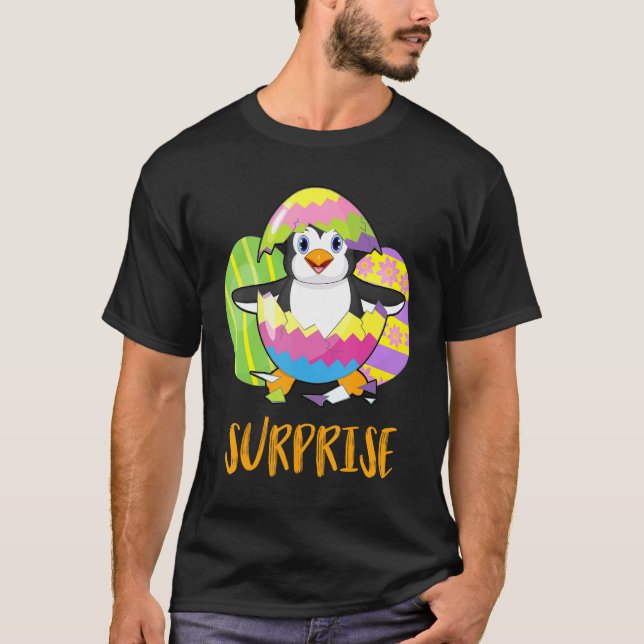 Cute Penguin-överraskning med ägg som är färgade L T Shirt (Framsida)