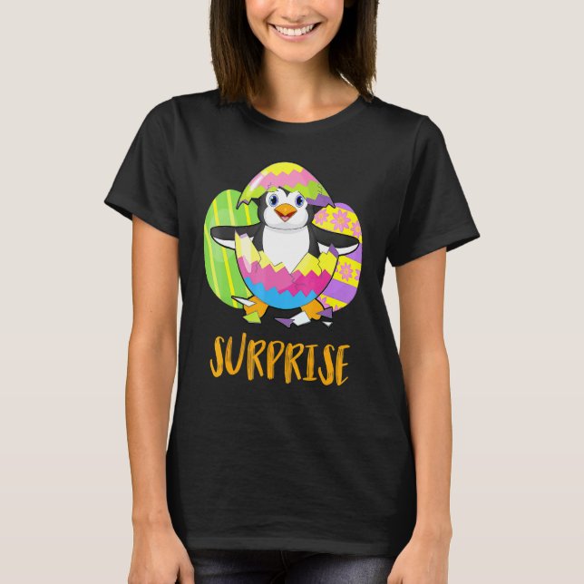 Cute Penguin-överraskning med ägg som är färgade L T Shirt (Framsida)