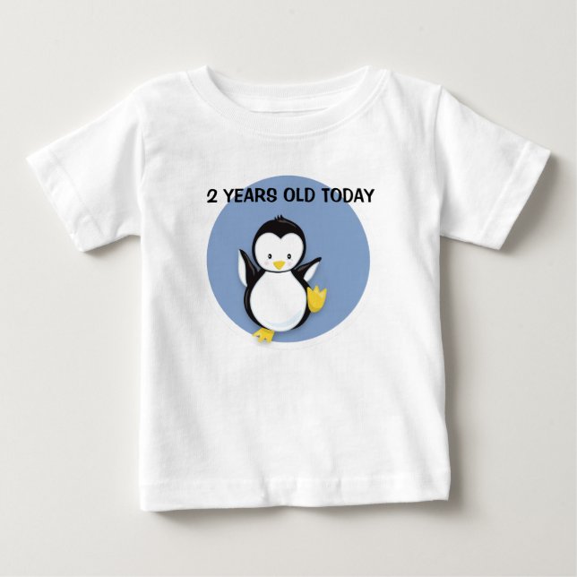 Cute Penguin på Blue Personlig Birthday Shirt T Shirt (Framsida)
