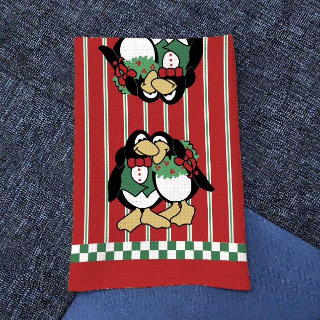 Cute Penguin par Viktigt jul Kärlek Red Kökshandduk (Romantic Christmas penguin couple on red and green kitchen towel)