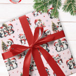 Cute Penguins in Red Hats Roligt Rosa jul Presentpapper<br><div class="desc">Den här rosa julomslutningen pappra präglar en roligt mönster av pingviner i rödtomten som firar helgdagarna på vintern. Skadliga penguiner dekorerar Julgranar,  träffar familj och vänner och isskal,  så den här designen är perfekt för festskrapor. Mönster är på en solid rosa-pastellbakgrund.</div>